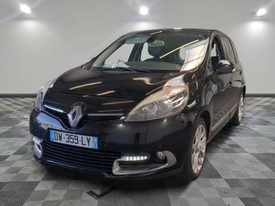 la photo d'une voiture noire sur un sol en damier