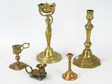 quatre types différents de bougeoirs en laiton sur fond blanc