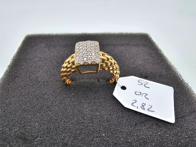 Gros plan sur une bague avec une étiquette de prix.