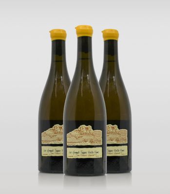 trois bouteilles de vin posées l'une à côté de l'autre sur une table