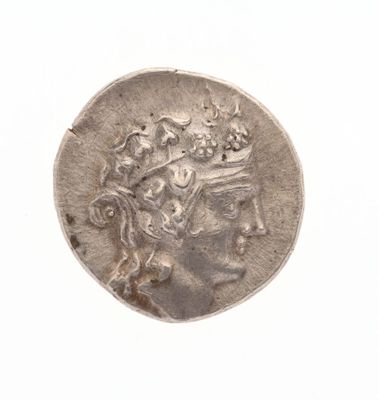 une vieille pièce d'argent représentant un homme à cheval