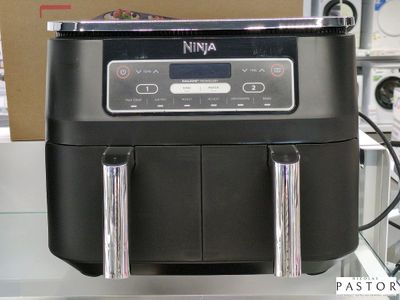 une cafetière noire posée sur le plan de travail d'une cuisine
