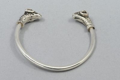un gros plan d'un bracelet en argent orné de deux griffes