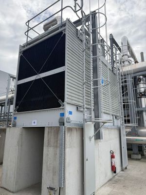 une grande structure métallique devant laquelle se trouve une bouche d'incendie