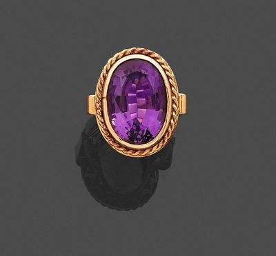 une bague en améthorate et en or