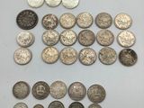 un tas de pièces d'argent posé sur une table blanche