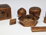 de nombreux objets en bois posés sur une table