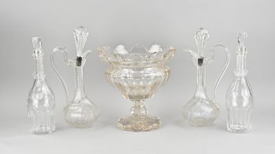 cinq vases en verre et un vase en verre posés sur une table