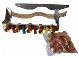 un gros plan sur un assortiment de tuyaux et de raccords de différents types