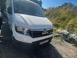 la camionnette blanche est garée sur le côté de la route