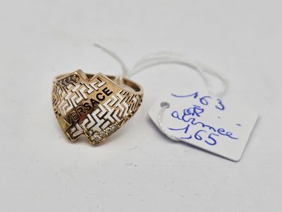 Gros plan sur une bague en or portant une étiquette