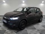 la voiture noire est garée sur un sol en damier dans le garage