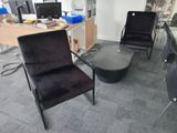 deux chaises et une table dans une pièce équipée d'une table à plateau en verre