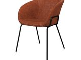 une image représentant une chaise marron aux pieds noirs et à l'assise marron
