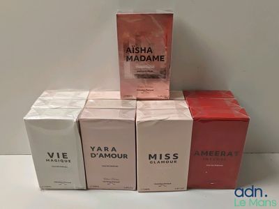 trois boîtes de parfum empilées les unes sur les autres sur une table