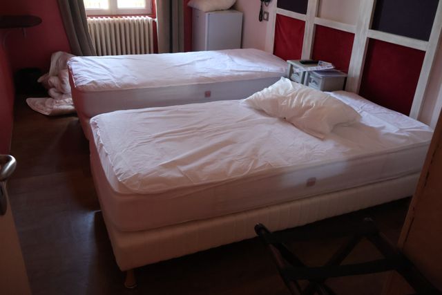 Suite Cerise : deux literies de 90, porte valise, téléviseur écra...