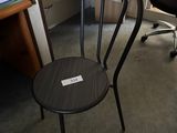 un bureau avec un ordinateur et une chaise devant