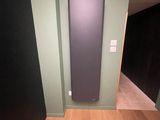 une photo d'une pièce vide avec une enceinte murale