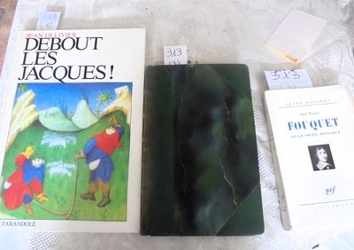 deux livres posés sur une table