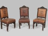 trois chaises au dossier sculpté et recouvert de cuir marron