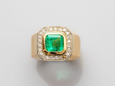 une bague en émeraude et diamant