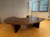 une grande table en bois au milieu d'une pièce