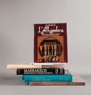 plusieurs livres sont empilés sur une table