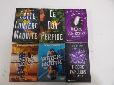six livres de poche d'une série posés sur une table blanche