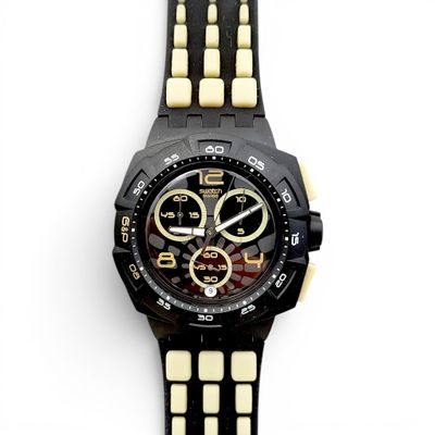 gros plan d'une montre sur une surface blanche