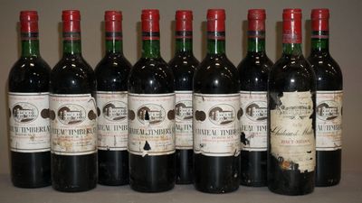 six bouteilles de vin sont alignées sur une table
