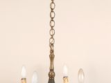 un gros plan sur un lustre auquel sont suspendues trois lampes