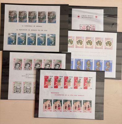 Quatre types de timbres différents sont exposés sur un support en bois