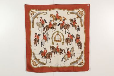une écharpe orange et blanche sur laquelle figure un groupe d'hommes à cheval