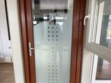 une porte vitrée au milieu d'un couloir