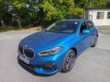 une BMW bleue garée sur le bord de la route