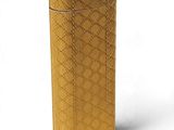un briquet doré posé sur une surface blanche