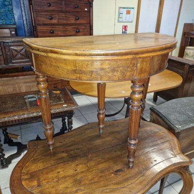 une table en bois au plateau incurvé, dans une pièce
