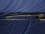 un gros plan d'un fusil posé sur un tissu bleu