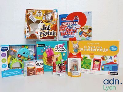 beaucoup de jouets et de livres pour enfants sur la table