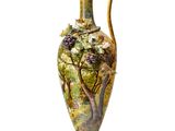 un vase posé sur une surface blanche