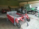un tracteur et un semi-remorque dans un garage