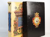deux livres posés l'un à côté de l'autre sur une table