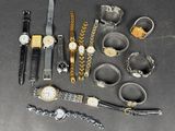 de nombreux types de montres et de bracelets disposés sur une table