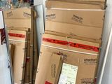 de nombreuses boîtes empilées dans une pièce