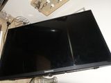 un téléviseur à écran plat posé sur une table