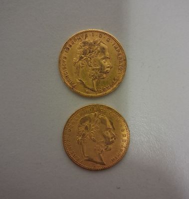 deux souverains d'or sur un fond blanc, dont l'un est orné d'une couronne