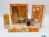 une boîte orange et blanche contenant un flacon de parfum et un tube de baume à lèvres