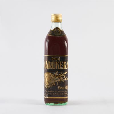 l'image d'une bouteille d'alcool posée sur une table