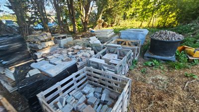 un tas de pierres et de caisses dans les bois