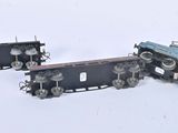 trois petits trains posés sur une surface blanche